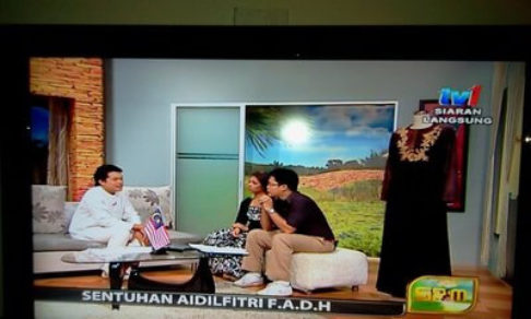 ZULFADLI NASIR di Selamat Pagi Malaysia - RTM TV1 (Siaran Langsung) Pengasas KedaiJahit.com, sedang ditemu-ramah oleh 2 pengacara Selamat Pagi Malaysia – TV1 untuk Koleksi Jubah dan Baju Kurung Terkini beliau menjelang Hari Raya.