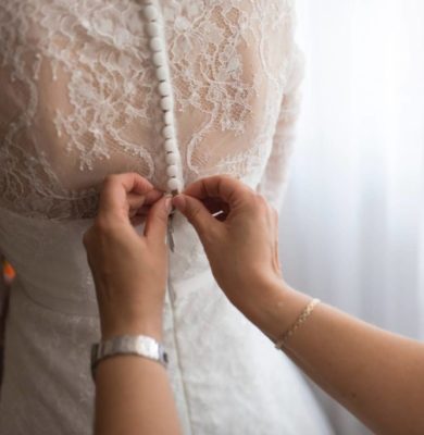 sesi-fitting-baju-pengantin pengantin sedang pakai baju