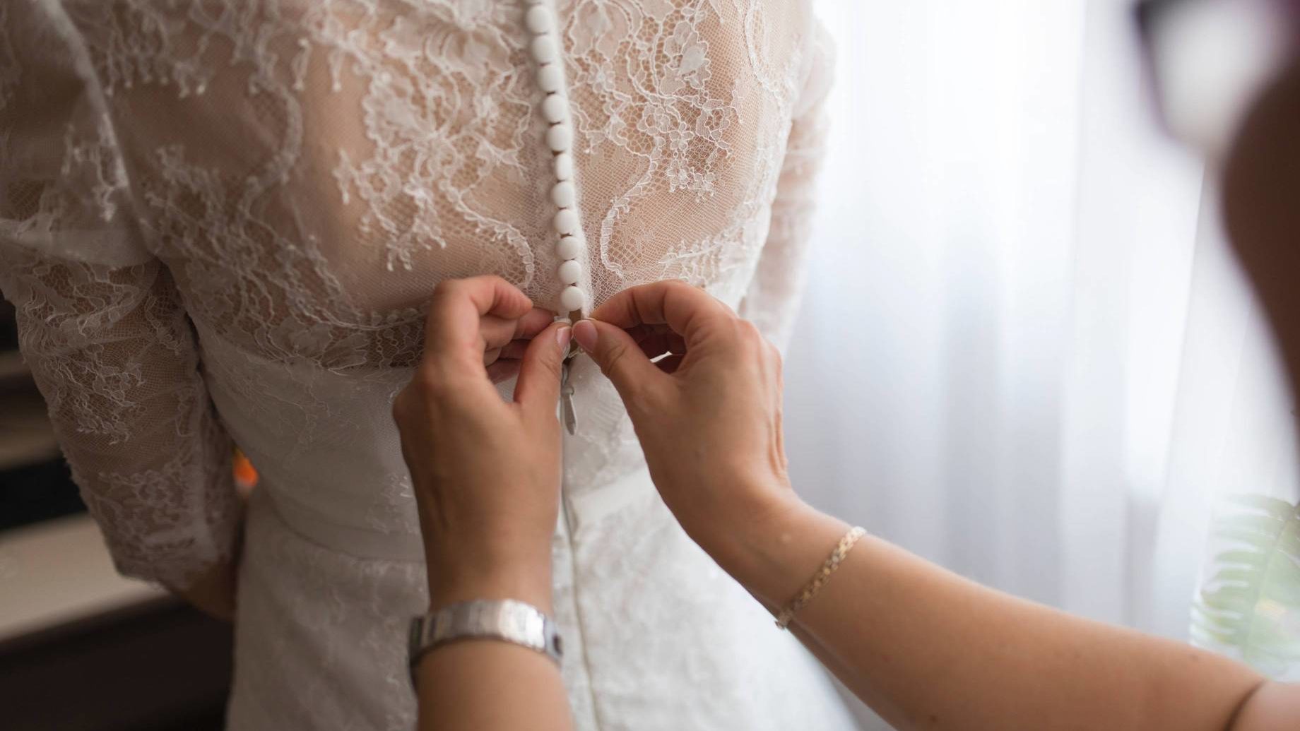 pengantin sedang pakai baju