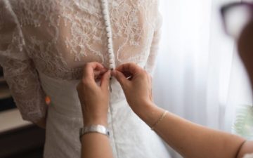 pengantin sedang pakai baju